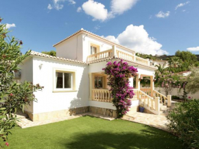 Detached three bedroom villa with pool surrounded by large garden in Moraira